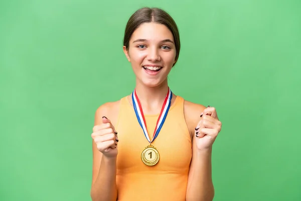 Teenager Běloška Medailemi Nad Izolovaným Pozadím Slaví Vítězství Pozici Vítěze — Stock fotografie