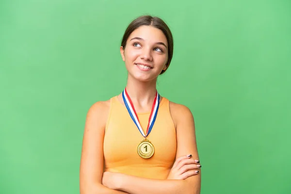 Έφηβος Καυκάσιος Κορίτσι Μετάλλια Πάνω Από Απομονωμένη Φόντο Κοιτάζοντας Ψηλά — Φωτογραφία Αρχείου