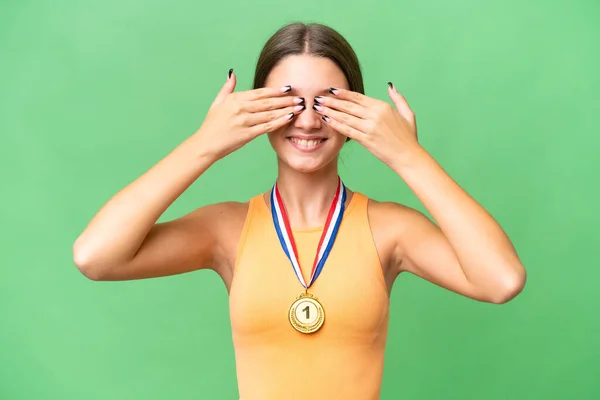 Teenager Běloška Dívka Medailemi Přes Izolované Pozadí Zakrývající Oči Rukama — Stock fotografie