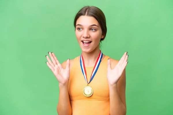 Teenager Kavkazská Dívka Medailemi Nad Izolovaným Pozadím Překvapivým Výrazem Obličeje — Stock fotografie
