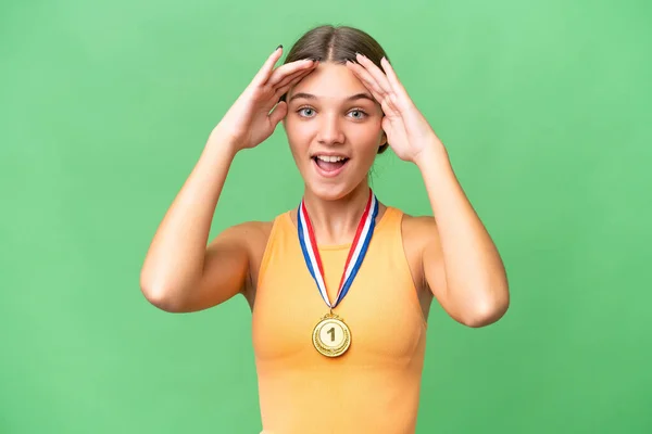 Teenager Kavkazská Dívka Medailemi Nad Izolovaným Pozadím Překvapivým Výrazem — Stock fotografie