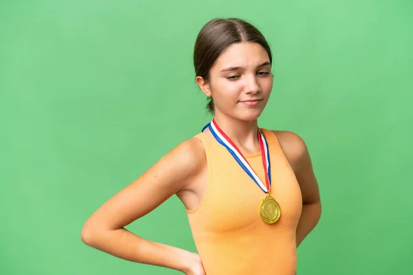 Teenager Běloška Dívka Medailemi Nad Izolovaným Pozadím Trpí Bolestí Zad — Stock fotografie