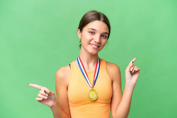 Adolescente Chica Caucásica Con Medallas Sobre Fondo Aislado Señalando Dedo —  Fotos de Stock