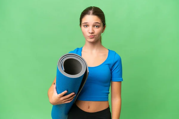 Adolescente Chica Caucásica Que Clases Yoga Mientras Sostiene Una Estera —  Fotos de Stock