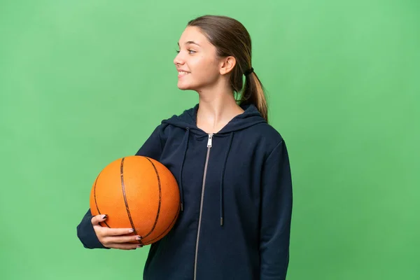 Adolescente Caucásico Chica Jugando Baloncesto Sobre Aislado Fondo Buscando Lado —  Fotos de Stock