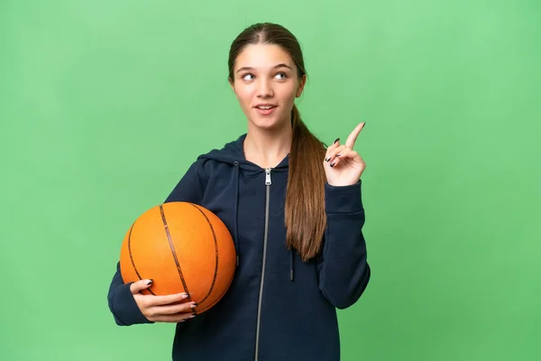 青少年白种人女孩在孤立无援的背景下打篮球 认为这是一个指指点点的主意 — 图库照片