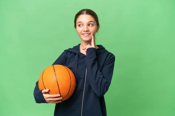 Nastolatek Kaukaski Dziewczyna Gra Koszykówkę Odosobnione Tło Myśląc Pomysł Patrząc — Zdjęcie stockowe