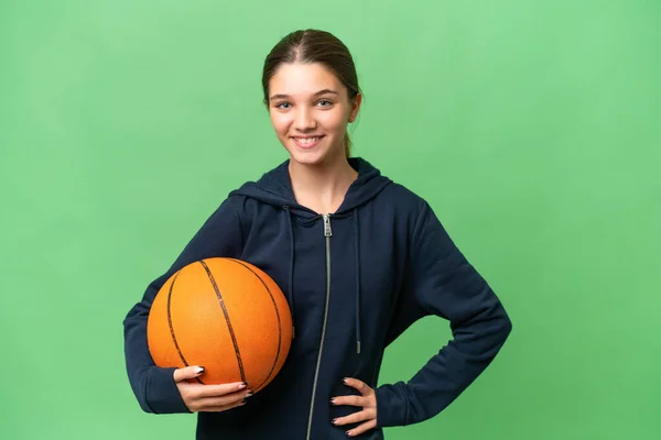 年轻的高加索女孩在孤零零的背景下打篮球 手挽手 面带微笑 — 图库照片