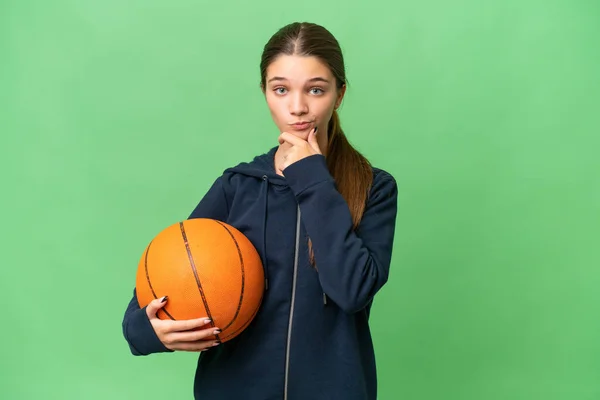 Έφηβος Καυκάσιος Κορίτσι Παίζει Μπάσκετ Πάνω Από Απομονωμένη Σκέψη Υποβάθρου — Φωτογραφία Αρχείου