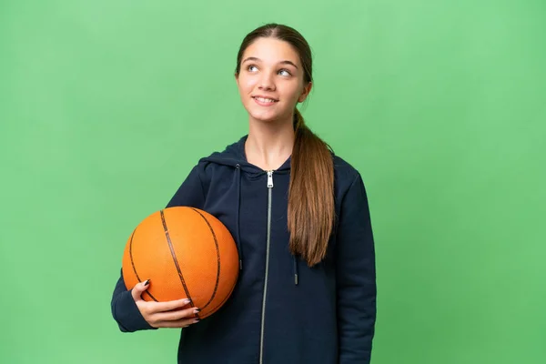 Έφηβος Καυκάσιος Κορίτσι Παίζει Μπάσκετ Πάνω Από Απομονωμένο Υπόβαθρο Σκέφτεται — Φωτογραφία Αρχείου
