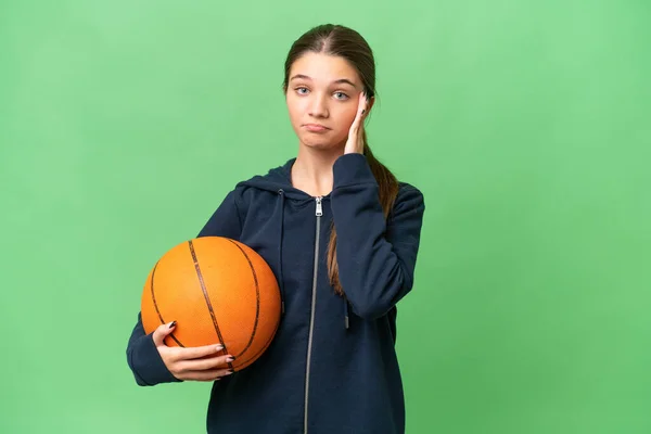 Підліток Біла Дівчина Грає Баскетбол Над Ізольованим Фоном Думаючи Про — стокове фото