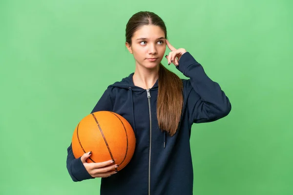 Nastolatek Kaukaski Dziewczyna Gra Koszykówkę Odosobnione Tło Mając Wątpliwości Myślenie — Zdjęcie stockowe