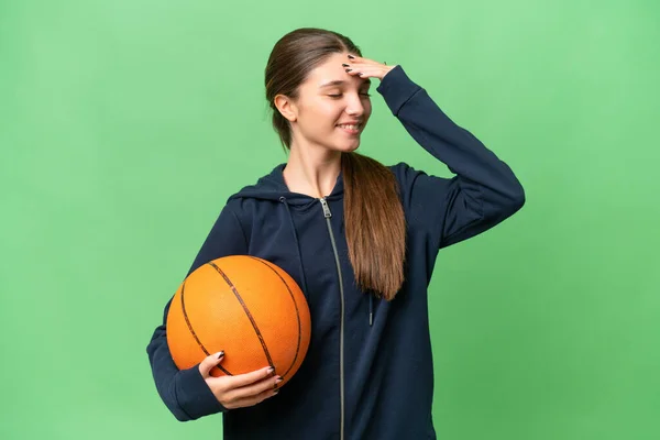Έφηβος Καυκάσιος Κορίτσι Παίζει Μπάσκετ Πάνω Από Απομονωμένη Φόντο Χαμογελώντας — Φωτογραφία Αρχείου