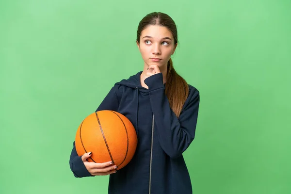 Девушка Кавказка Подросток Играет Баскетбол Изолированном Фоне Смотрит Вверх — стоковое фото