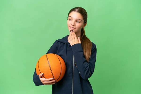 ティーンCaucasian女の子プレイバスケットボール上の隔離された背景を見上げます上の笑顔 — ストック写真