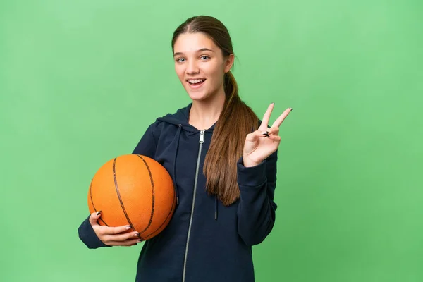 Έφηβος Καυκάσιος Κορίτσι Παίζει Μπάσκετ Πάνω Από Απομονωμένη Φόντο Χαμογελά — Φωτογραφία Αρχείου
