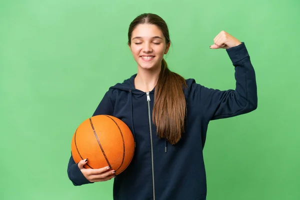 Підліток Біла Дівчина Грає Баскетбол Над Ізольованим Тлом Роблячи Сильний — стокове фото