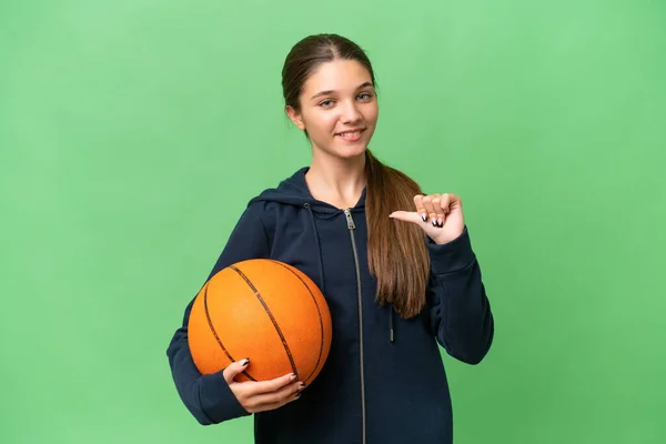 年轻的高加索女孩在孤立无援的背景下打篮球 感到自豪和满足 — 图库照片