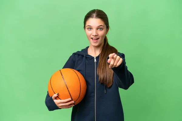青少年白种人女孩在孤立无援的背景下打篮球令人惊讶 并指向前方 — 图库照片