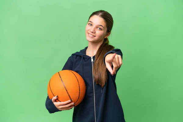 ティーンCaucasian女の子プレイバスケットボール上の隔離された背景ポインティング前とともに幸せな式 — ストック写真