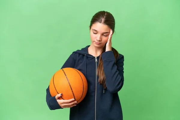ティーンCaucasian女の子プレイバスケットボール上の隔離された背景とともに頭痛 — ストック写真