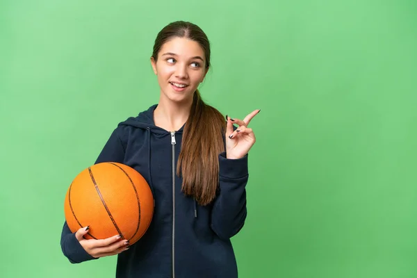 十几岁的女孩在孤立无援的背景下打篮球 想在举手表决的同时实现这个解决方案 — 图库照片