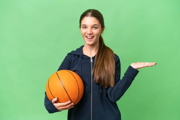 十几岁的白人女孩在与世隔绝的背景下打篮球 脸上带着震惊的表情 — 图库照片