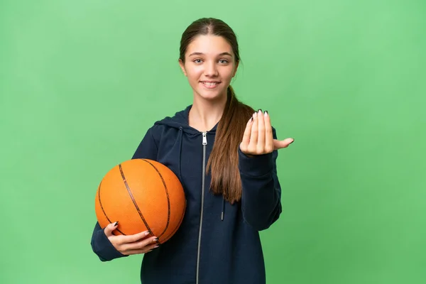 Nastolatka Rasy Kaukaskiej Grająca Koszykówkę Odosobnionym Tle Zapraszająca Gry Cieszę — Zdjęcie stockowe