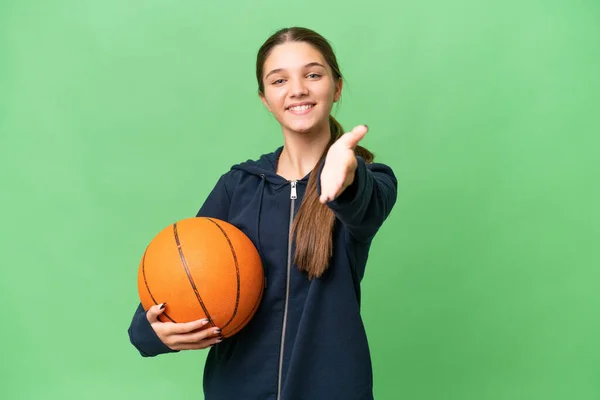 Έφηβος Καυκάσιος Κορίτσι Παίζει Μπάσκετ Πάνω Από Απομονωμένη Φόντο Χειραψία — Φωτογραφία Αρχείου