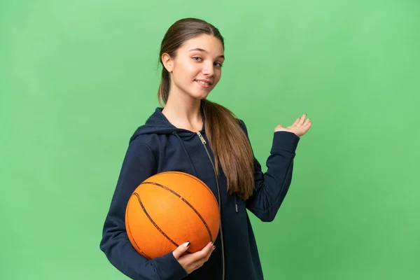 Nastolatek Kaukaski Dziewczyna Gra Koszykówkę Odosobnione Tło Wyciągając Ręce Bok — Zdjęcie stockowe