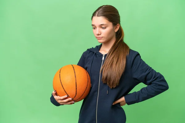 ティーンCaucasian女の子プレイバスケットボール上の隔離された背景苦しみからBackacheのために努力した — ストック写真