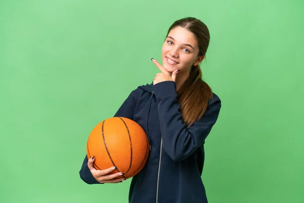 青少年白种人女孩在与世隔绝的背景下打篮球 快乐而微笑 — 图库照片