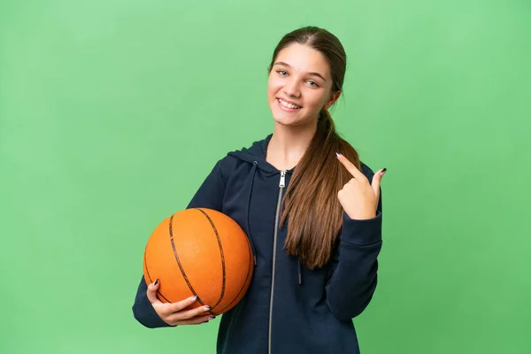 十几岁的白人女孩在孤立无援的背景下打篮球时举起了一个大拇指 — 图库照片