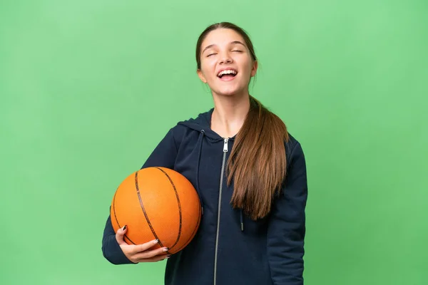 Zole Edilmiş Arka Planda Basketbol Oynayan Beyaz Kız Gülüyor — Stok fotoğraf