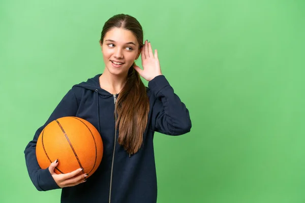 Nastolatka Kaukaska Dziewczyna Gra Koszykówkę Odosobnionym Tle Słuchając Czegoś Kładąc — Zdjęcie stockowe