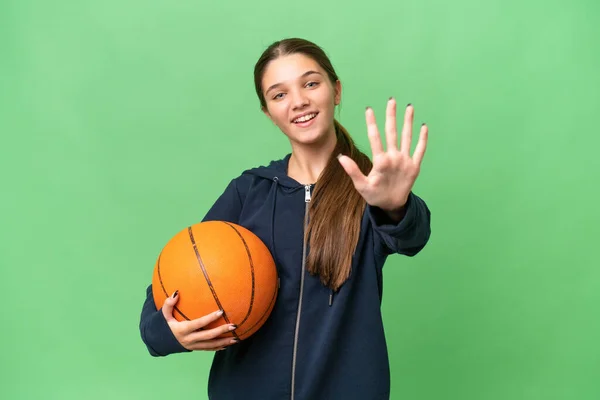 Adolescente Caucasiano Menina Jogando Basquete Sobre Fundo Isolado Contando Cinco — Fotografia de Stock
