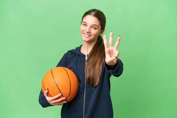 十几岁的女孩在与世隔绝的背景下快乐地打篮球 用手指数着三声 — 图库照片