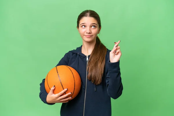 十几岁的女孩在与世隔绝的背景下打篮球 手指交叉 祝愿她最好 — 图库照片