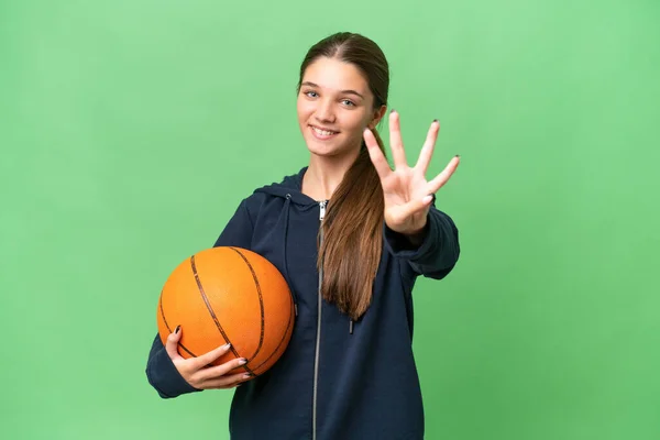 十几岁的女孩在与世隔绝的背景下快乐地打篮球 用手指数着四个人 — 图库照片