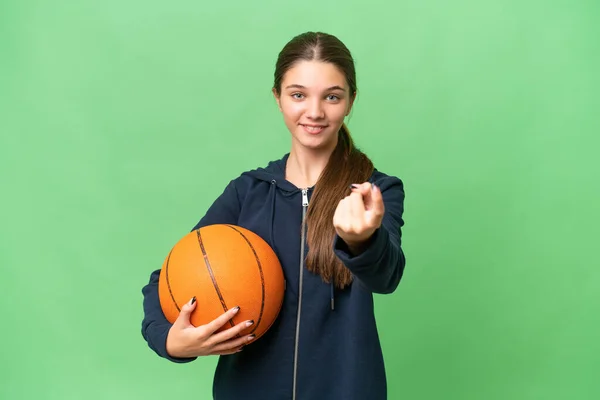 年轻的高加索女孩在孤立无援的背景下打篮球做着即将到来的动作 — 图库照片