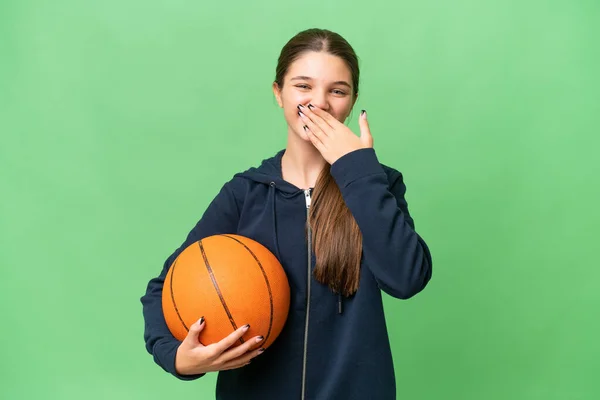 青少年白种人女孩在孤寂的背景下打篮球 开心地微笑着用手捂住嘴 — 图库照片