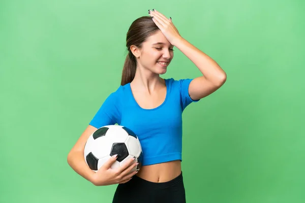 Nastolatka Kaukaska Dziewczyna Gra Piłkę Nożną Odosobnionym Tle Uświadomiła Sobie — Zdjęcie stockowe