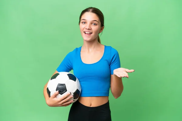 Девушка Кавказка Подросток Играет Футбол Изолированном Фоне Шокированным Выражением Лица — стоковое фото