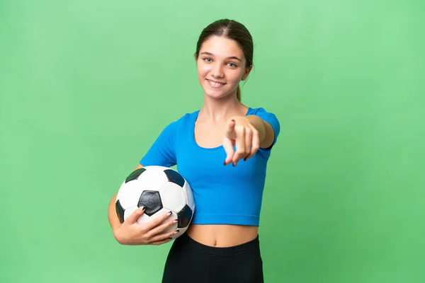 Adolescente Caucasiano Menina Jogando Futebol Sobre Fundo Isolado Aponta Dedo — Fotografia de Stock