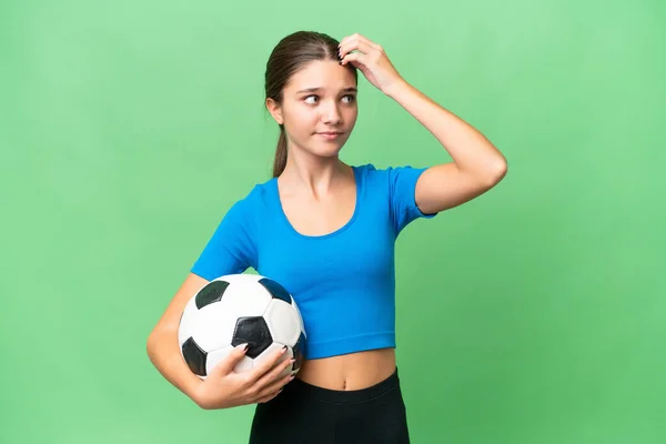Adolescente Caucasiano Menina Jogando Futebol Sobre Fundo Isolado Com Dúvidas — Fotografia de Stock