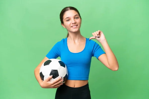 Adolescente Caucasiano Menina Jogando Futebol Sobre Fundo Isolado Orgulhoso Auto — Fotografia de Stock