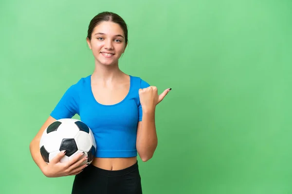 Teenager Kavkazské Dívka Hraje Fotbal Přes Izolované Pozadí Ukazuje Stranu — Stock fotografie