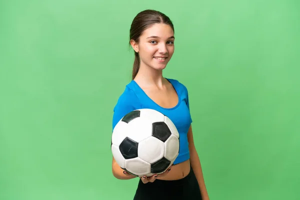 Юная Кавказка Играющая Футбол Изолированном Фоне Счастливым Выражением Лица — стоковое фото