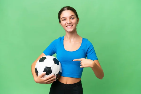Tonåring Kaukasisk Flicka Spelar Fotboll Över Isolerad Bakgrund Och Peka — Stockfoto