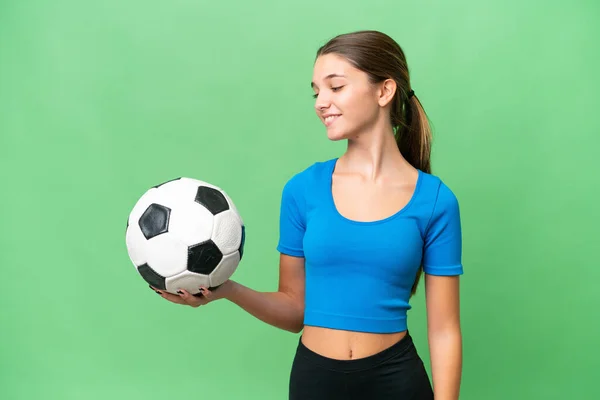 ティーンCaucasian女の子遊びますサッカー上の隔離された背景とともに幸せな表現 — ストック写真